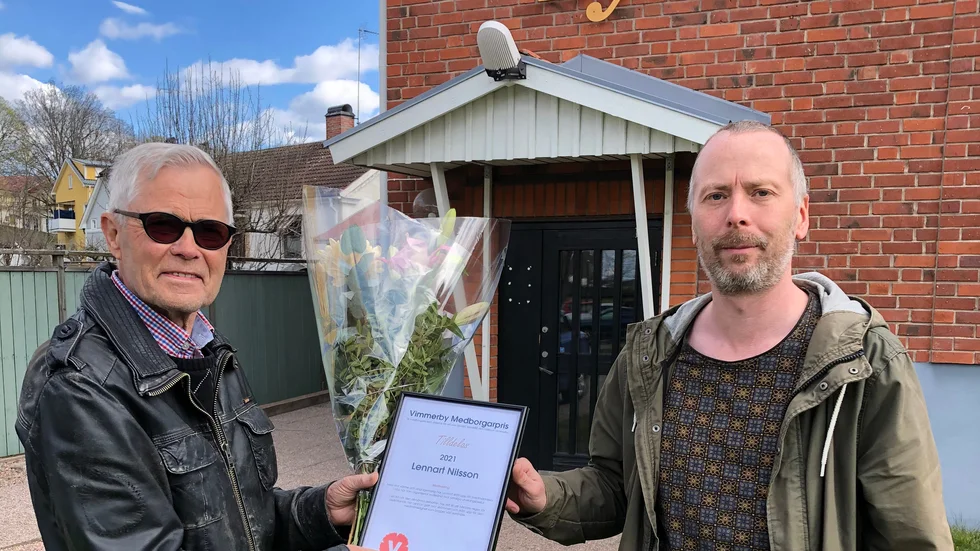 Lennart Nilsson fick ta emot årets Medborgarpris i Vimmerby för sin kamp för familjen Berisha. Lars Johansson från Vänsterpartiet överlämnade priset.