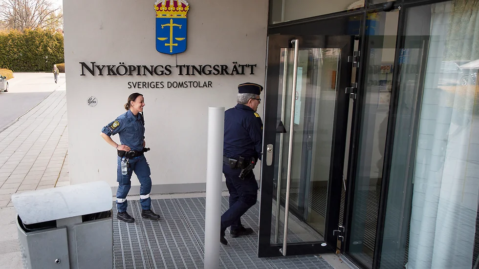 Åklagarna yrkar på livstids fängelse för den 23-åriga man som är misstänkt för mordet vid Långbergsskolan. Rättegången har omgärdats av ett stort säkerhetspådrag.