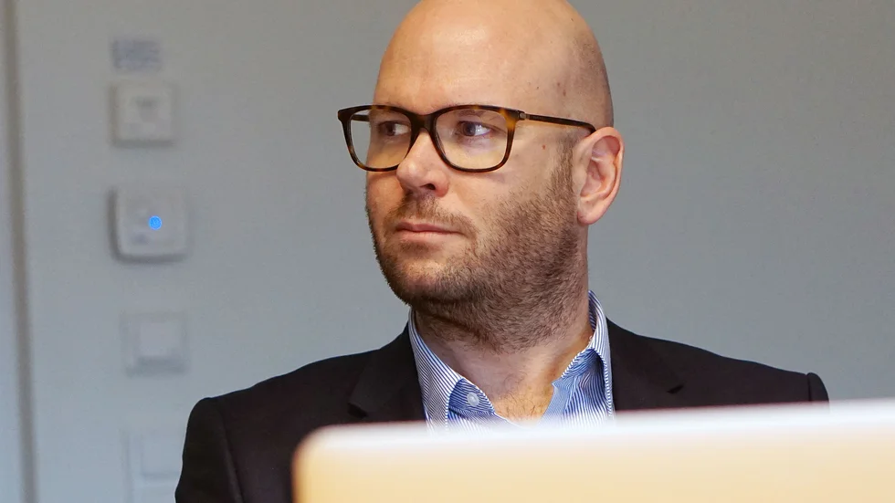 Jon Sjölander (M) exemplifierar med att en extern juristbyrå skulle kunna ta emot information från kommunanställda, om saker som inte fungerar som det ska.