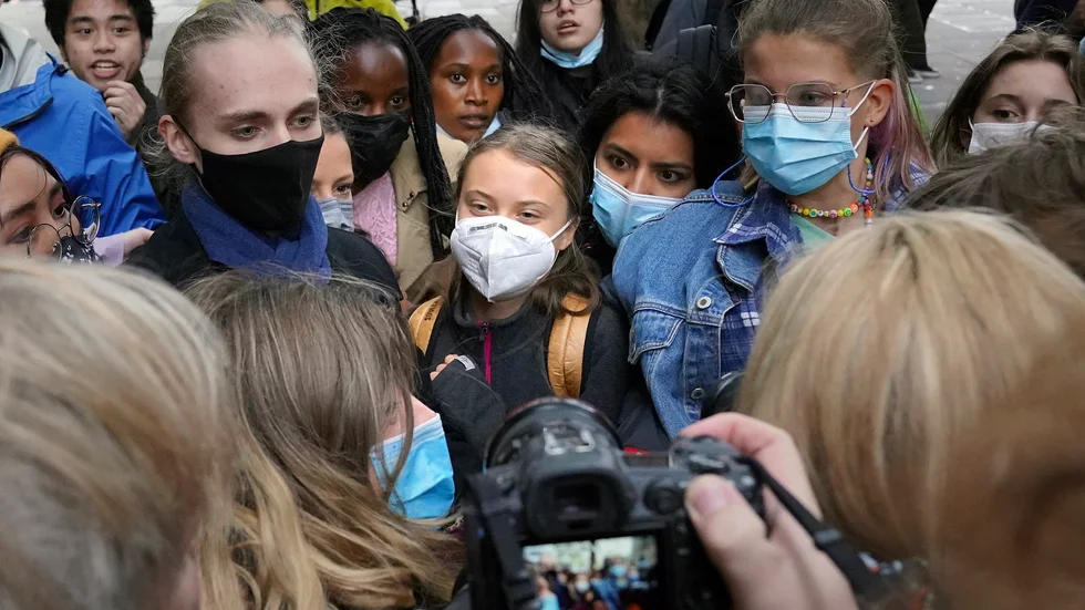 Greta Thunberg, mitten, under klimatprotester i London.