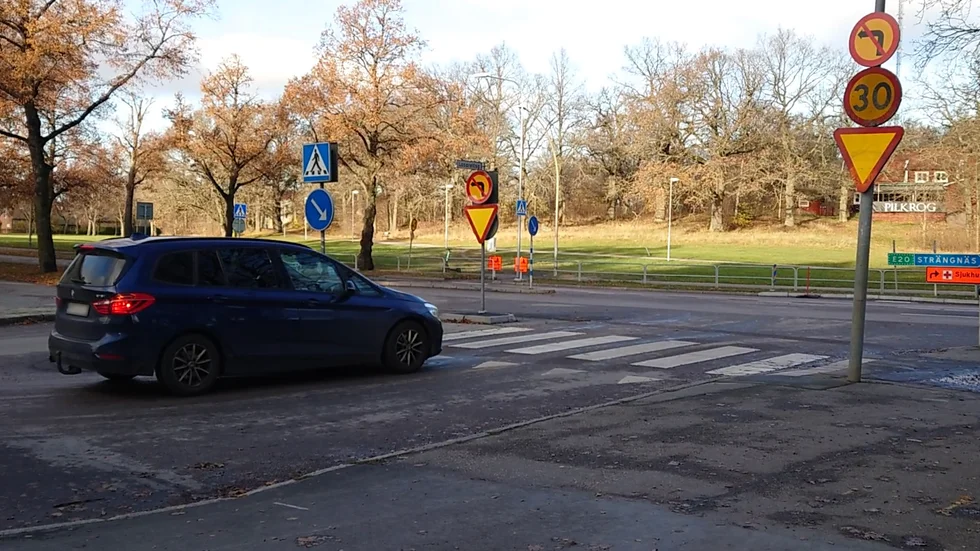 Det är inte längre tillåtet att svänga vänster ut på Strängnäsvägen från Lasarettsgatan. Men många gör det ändå.