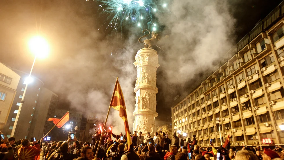 Anhängare till oppositionspartiet VMRO-DPMNE firar framgångarna i lokalvalet vid partiets högkvarter i huvudstaden Skopje på söndagskvällen.