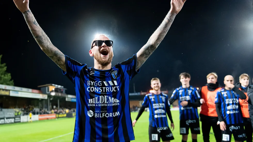 Adam Ståhl blev matchvinnare när Sirius svarade för en mäktig vändning mot Mjällby. Här jubkar en solglasögonprydd matchvinnare tillsammans med supportrarna.