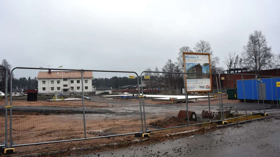 Här, granne med Arbetsförmedlingen och mitt emot stiftelsen Kalixbos kontor, ska det nya hyreshuset stå.
