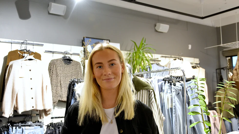 Tilde Frammin på Jeansbolaget i Västervik tror staden har gynnats av både trogna kunder och bra turistsäsong.