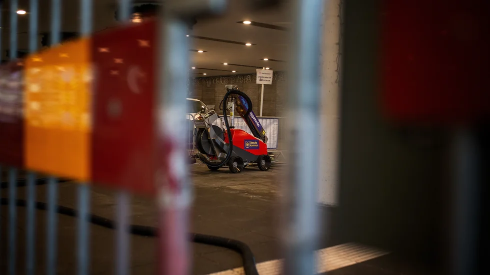 Den världsunika roboten är ursprungligen gjord för att göra rent svinstall. Men nu tvättar den bort tuggummin från Centralpassagen.