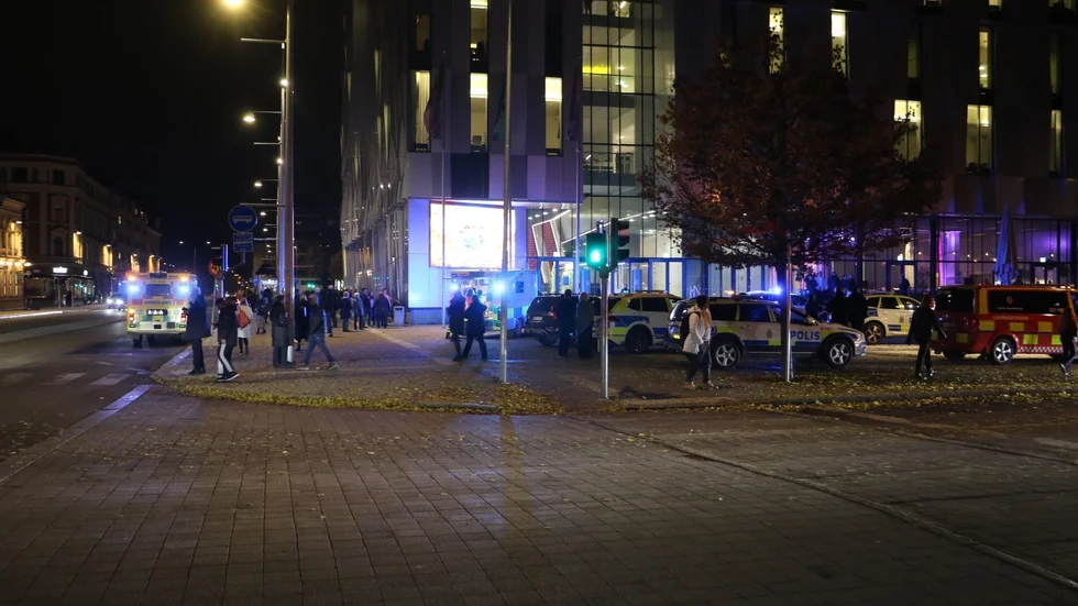 Flera polispatruller och ambulanser larmades till UKK på tisdagskvällen. Minst en person har påträffats avliden.