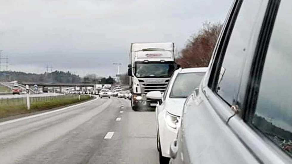 Olycka på E20 i närheten av Marielundsavfarten skapade köer på motorvägen.