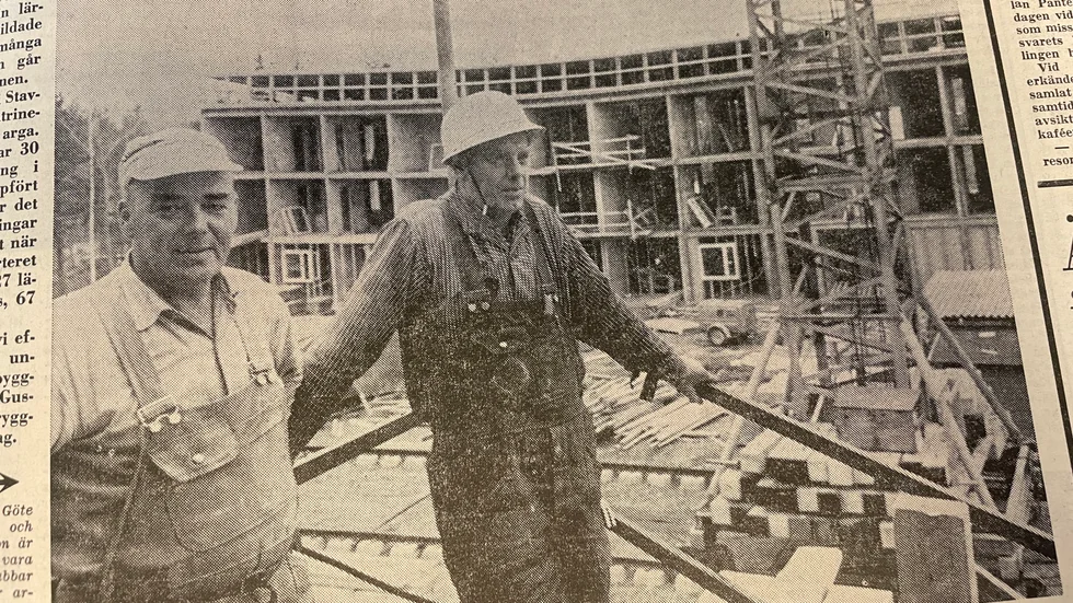 Kuriren för 50 år sedan: Byggnadssnickaren Göte Gustavsson, till vänster, och lagbasen Lennart Svensson är överens om att det måste vara fel att utbilda unga grabbar till byggnadsarbetare när arbetstillfällena blir allt färre och de redan etablerade jobbarna skickas på omskolning eller tvingas gå och stämpla. 