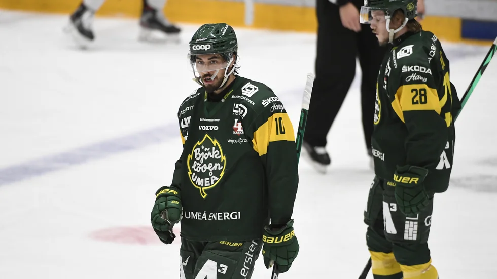 Tyler Vesel, vänster, byter Björklövens tröja mot HV71:s.