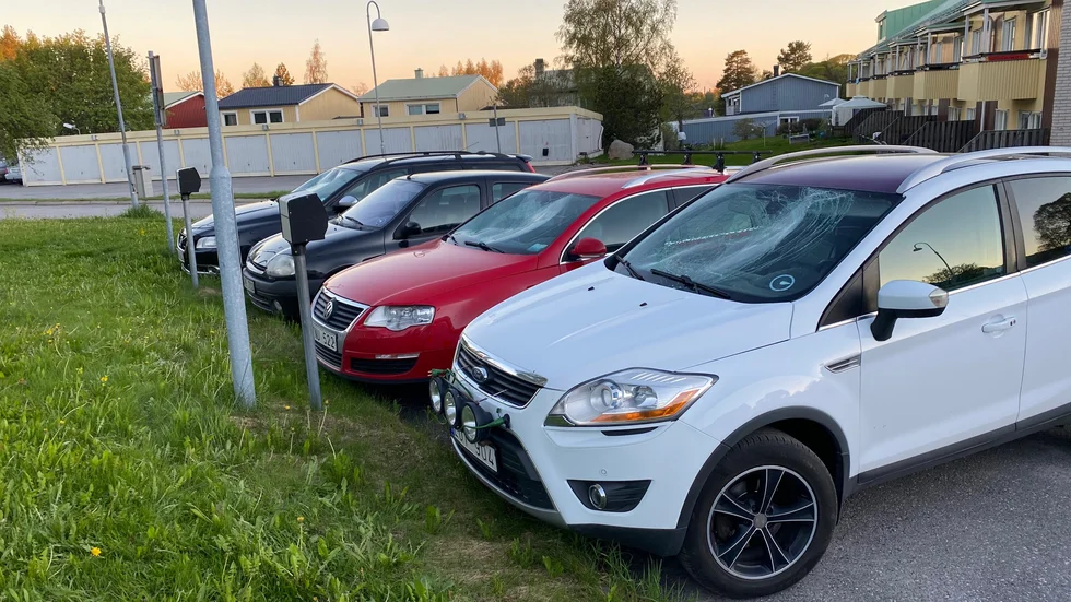 Fyra personbilar parkerade på Hjortstigen på Hertsön i Luleå fick framrutorna krossade under tisdagen.