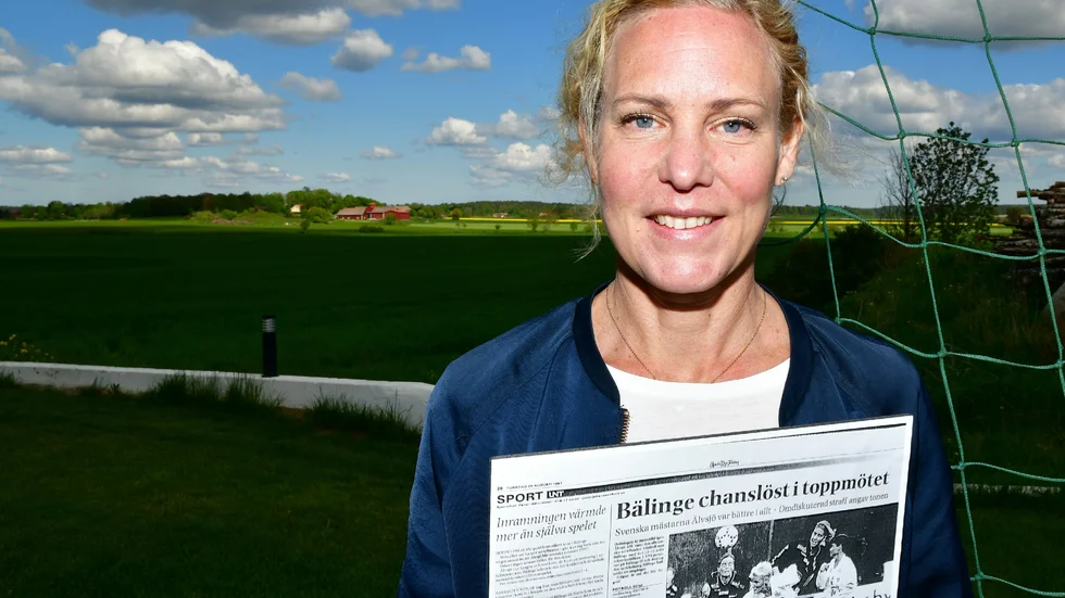 Anna Eskhult hemma på gården i Husby Långhundra med tidningssidan från UNT. För snart 24 år sedan var hon med i Bälinges lag som spelade seriefinal mot Älvsjö inför rekordpublik.