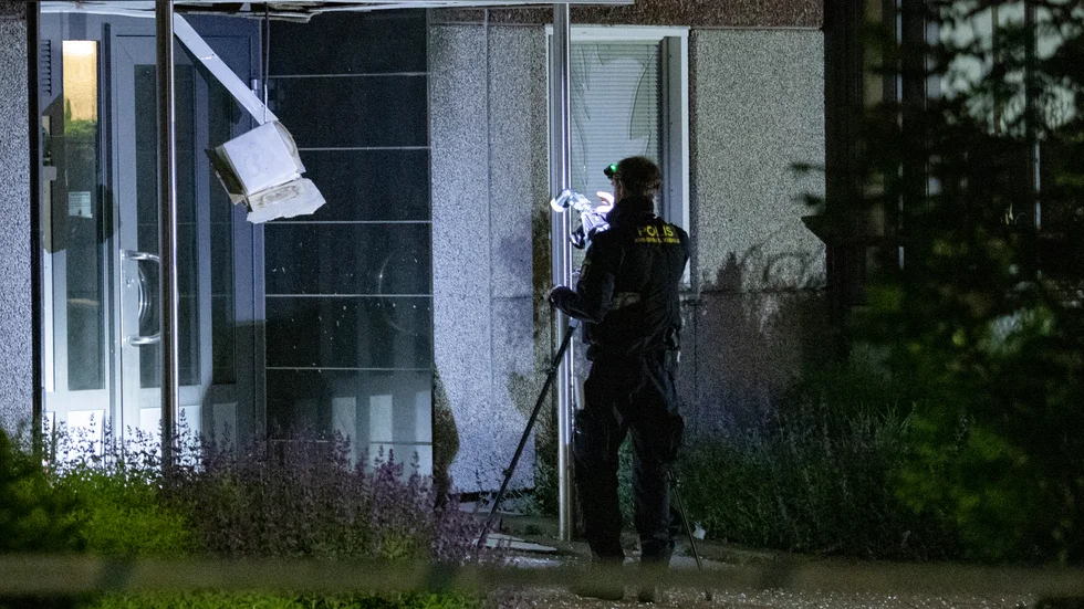 Polisens kriminaltekniker på plats vid en entré till ett flerfamiljshus i Malmö efter en detonation natten till torsdagen. Samma fastighet drabbades för någon vecka sedan av en liknade explosion.