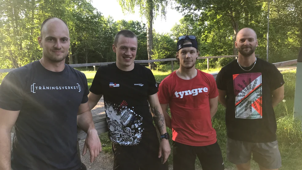 Viktor Höglund och Oskar Svärm flankerar Eric Johansson och Arvid Johansson efter första varvet av utmaningen i Fålehagen. Ett varv avklarat, av 24, i löpningen för Barncancerfonden.