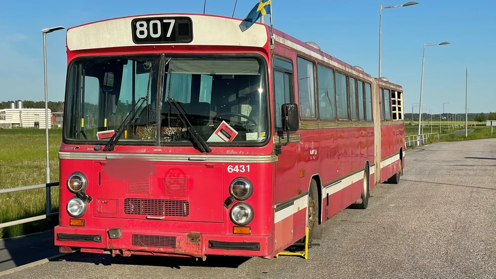 Vid Tycho Hedens väg står den klampade Partybussen parkerad.