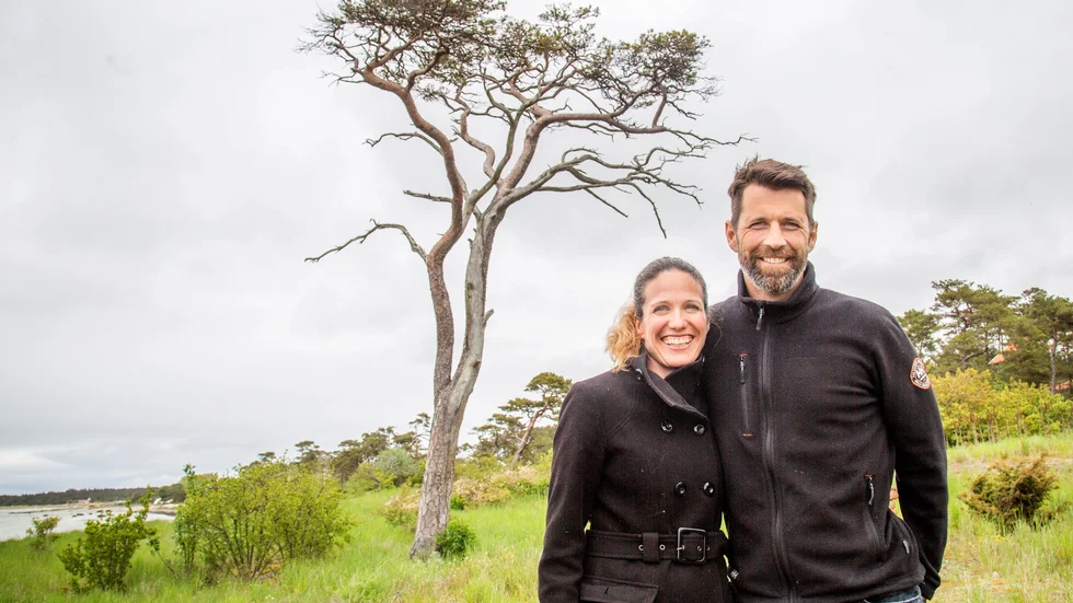 Henrik Ekström på platsen vilken borndomens minnen är många, Tofta södra. Numera boende i Australien har han och hustrun Nicole tagit ett halvår på Gotland