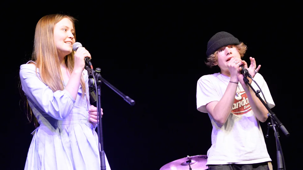 Noomi Åberg och Ulrik Johansson tolkade ”Hela huset” av Veronica Maggio och Håkan Hellström, tillsammans med sitt band Tinbuns. 
