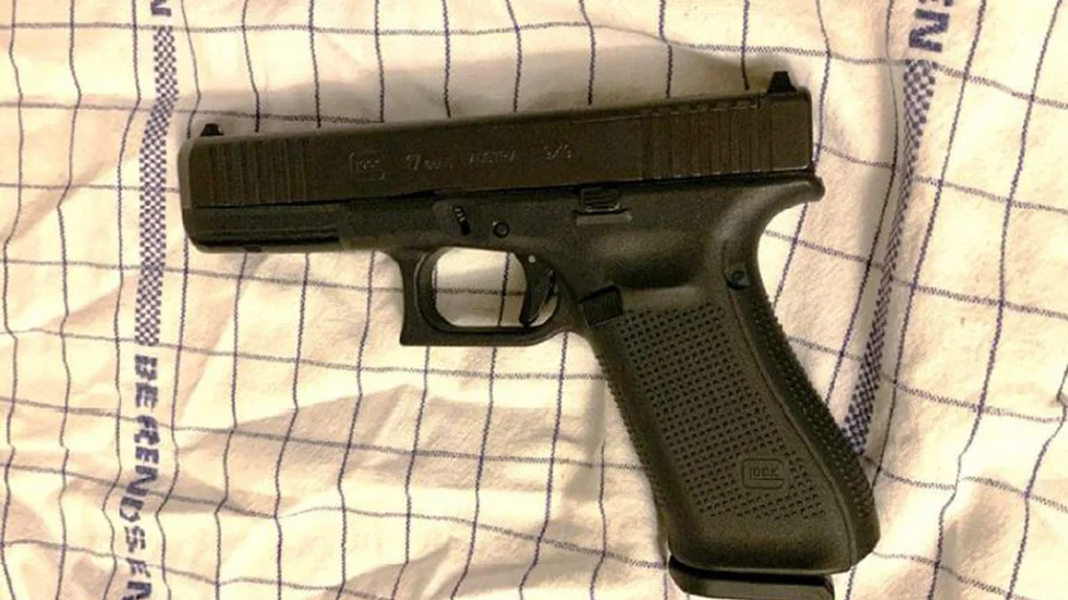 Inlindad i en handduk fann polisen den här pistolen vid en husrannsakan i början av mars.
