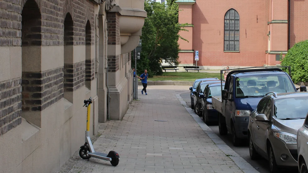 Elsparkcykeln har kommit till Rådhuset i så att säga dubbel mening. Det har blivit en het politisk fråga.