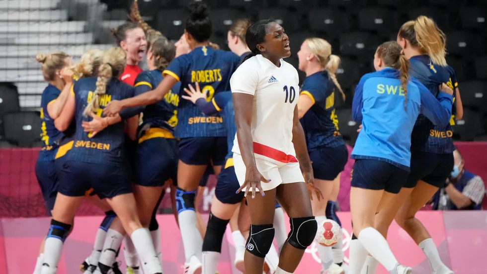 Glada svenska spelare kramar om matchhjälten, målvakten Jessica Ryde efter den avgörande straffräddningen.