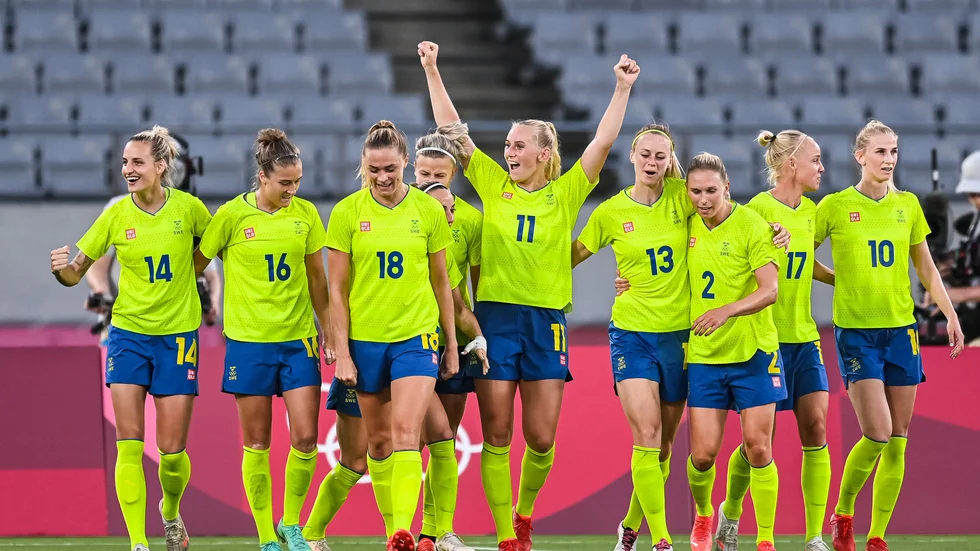 Stina Blackstenius sträcker armarna i skyn efter sitt andra mål mot USA.