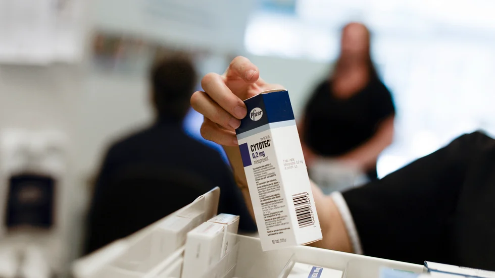 Insändarskribenten retar sig på att personalen, enligt skribentens uppfattning, småpratar istället för att skynda på och korta köerna. 