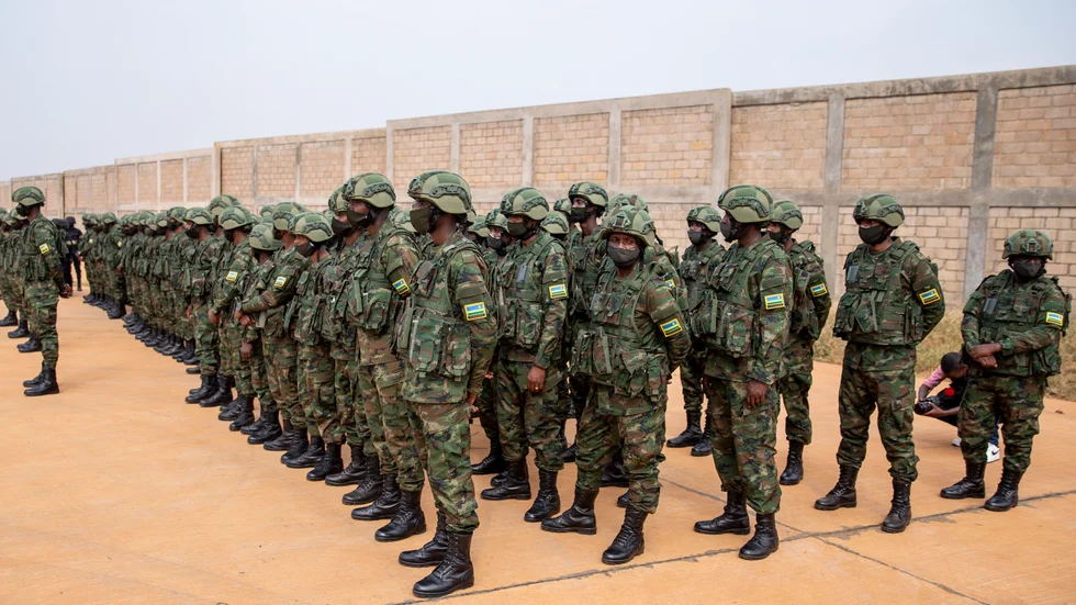 Rwandiska soldater inför avresa till Moçambique i den 10 juli. Rwanda har sänt 1|000 soldater och poliser till Moçambique för att bekämpa ett jihadistuppror och nu bidrar Sydafrika med ytterligare runt 1|500 soldater.