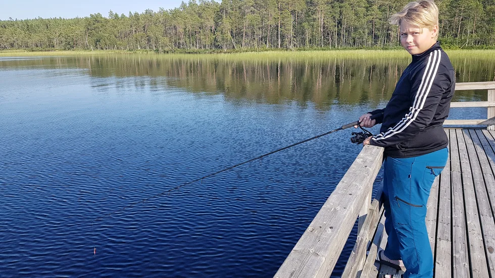 Casper Johansson, Bergsviken, var en av de som nappade på fiskekvällen vid Holsträsket. "Helst vill jag ha regnbåge", säger han och hoppas på napp.