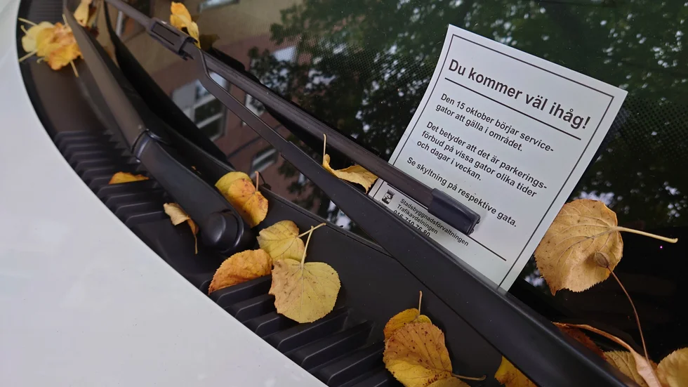 Kommunens trafikavdelning har varit ute och satt påminnelselappar på bilar som är parkerade på servicegator med information om vad som nu börjar gälla.