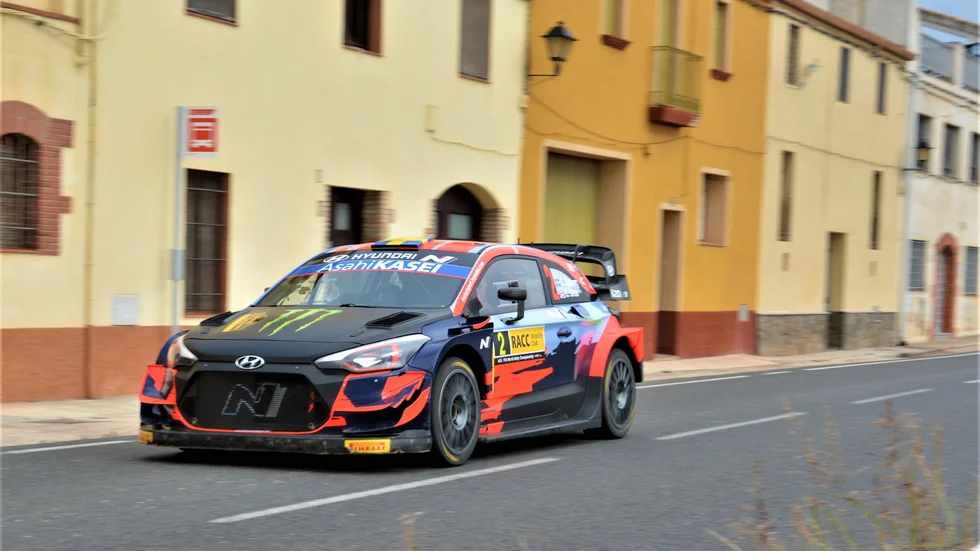 Oliver Solberg med Craig Drew forsar fram genom den spanska landsbygden.