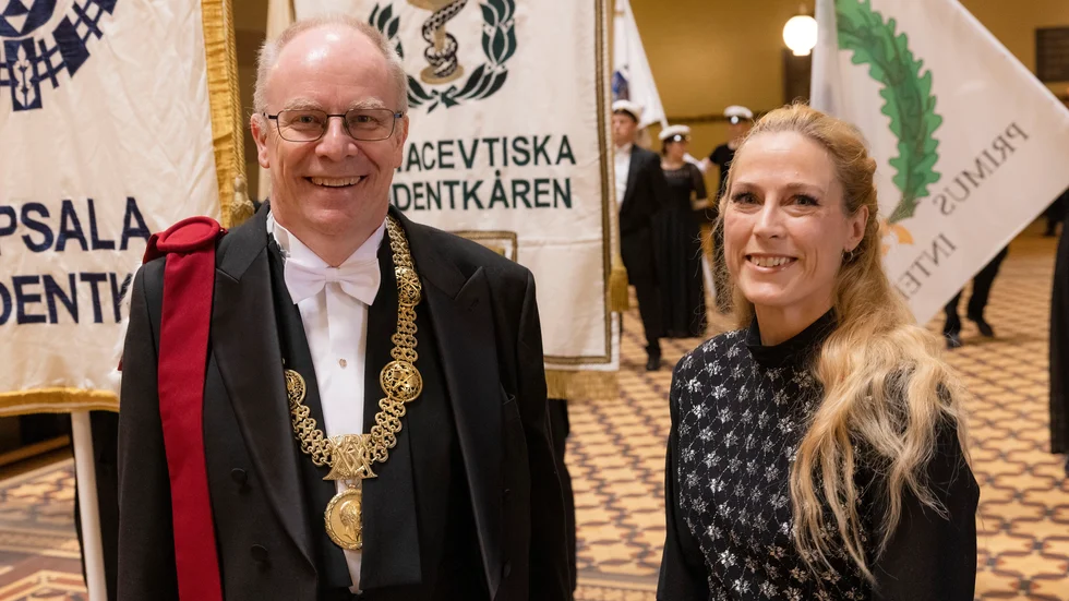 Anders Hagfeldt, Uppsala universitets rektor, med Bonnie Nilhamn som donerat pengar till en stiftelse för främjande av de akademiska traditionerna vid Uppsala universitet.