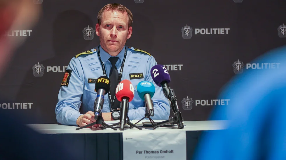 Polisinspektör Per Thomas Omholt vid torsdagens presskonferens om morden i Kongsberg.