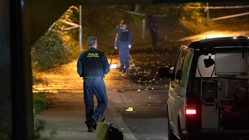 Polisens kriminaltekniker på plats efter skottlossningen i Helsingborg natten mot torsdag.
