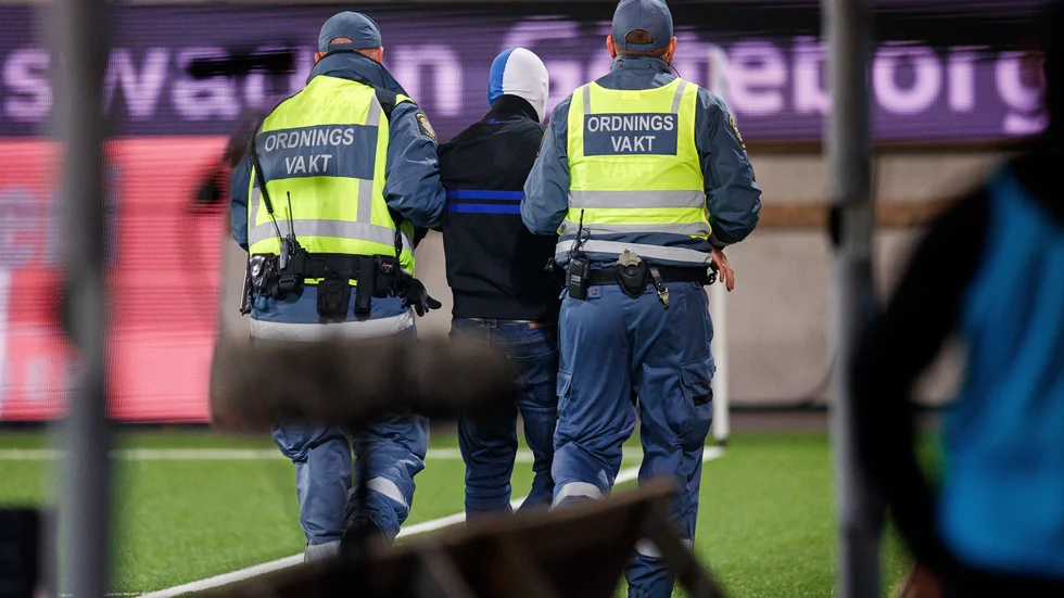 Här förs en IFK-supporter bort efter tumultet som blev efter Häckens 3-0-mål. 