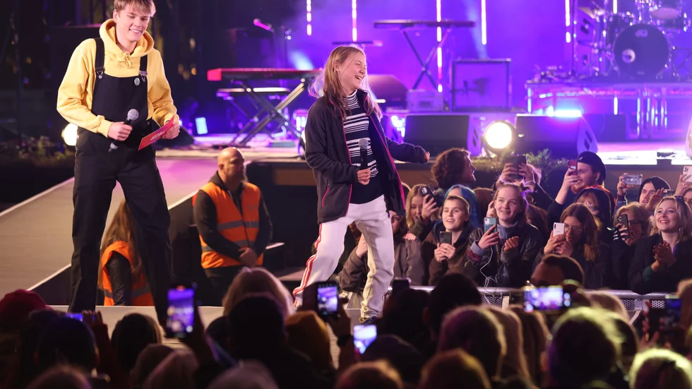 Greta Thunberg sjunger och dansar i Kungsträdgården.