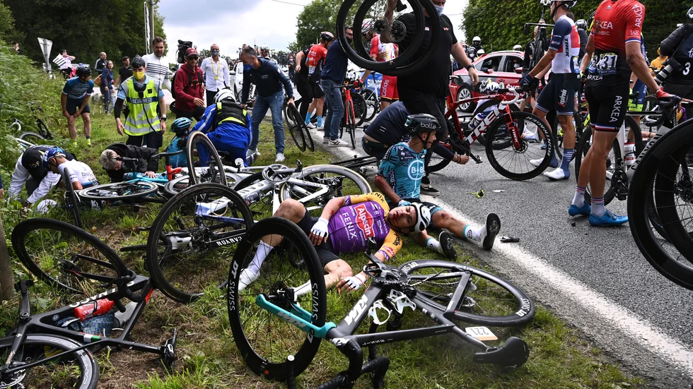 Åskådaren som orsakade masskraschen under den första etappen i Tour de France döms till böter. Bild från kraschen.