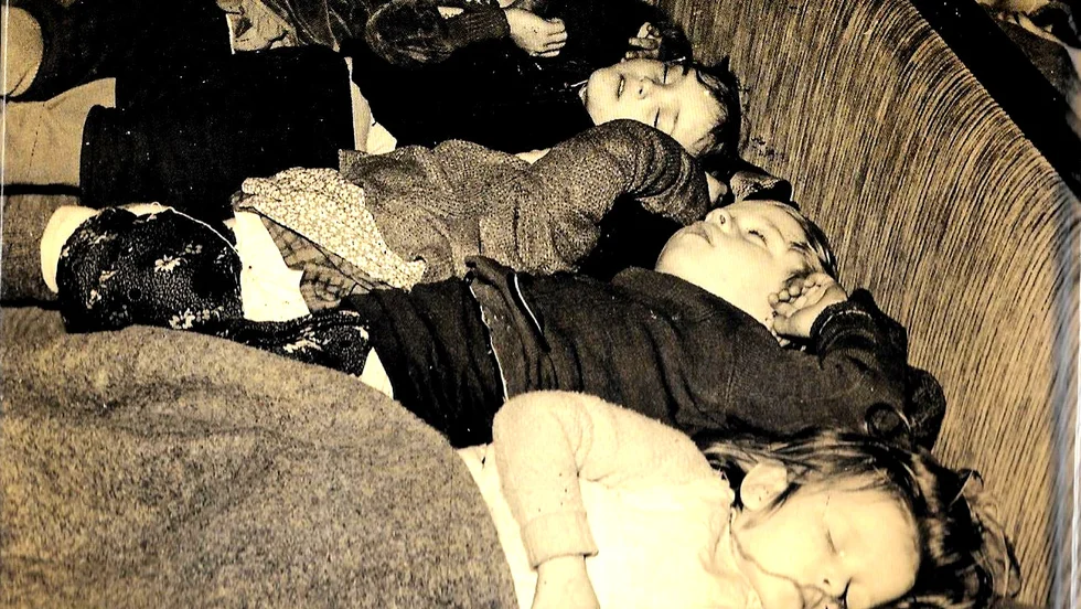 Finska krigsbarn i svenskt tåg 1944. 70 000 barn evakuerades till Sverige. 5 000 stannande kvar hos sina svenska fosterföräldrar efter kriget. 