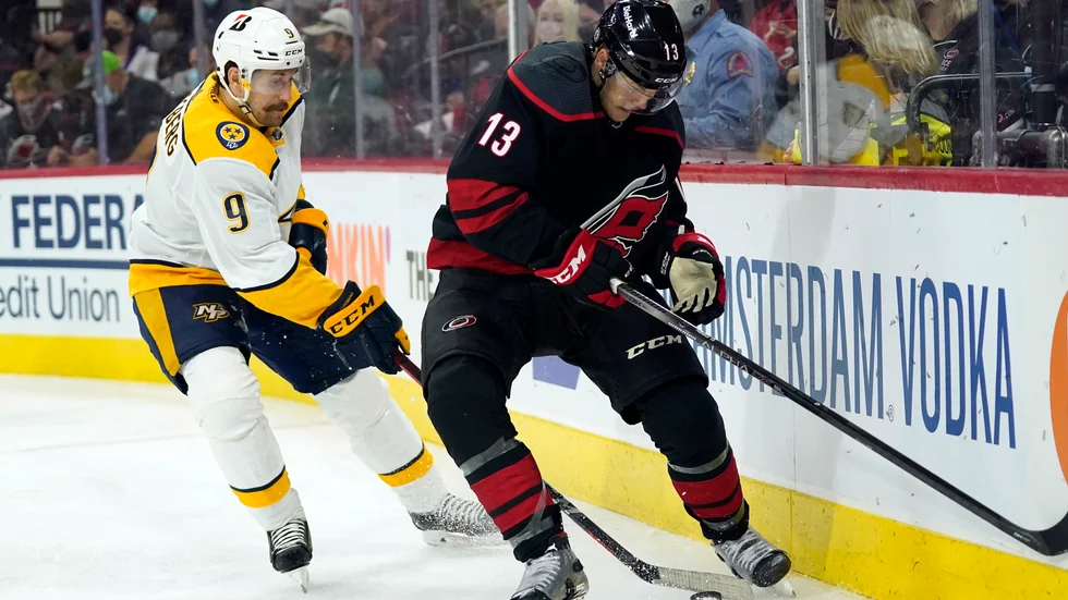 Nashvilles Filip Forsberg jagar Carolinas Warren Foegele under tisdagsnattens match.