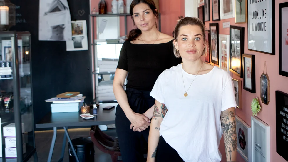 Som det är nu kan personer utan medicinsk utbildning ge sprutor med så kallade fillers och medel som Botox.
"Det är skrämmande", säger Sofia Spendler, till höger, ägare till Salong Sofia i Visby. Här med Evelina Knutas som utför samtliga injektionsbehandlingar på salongen.