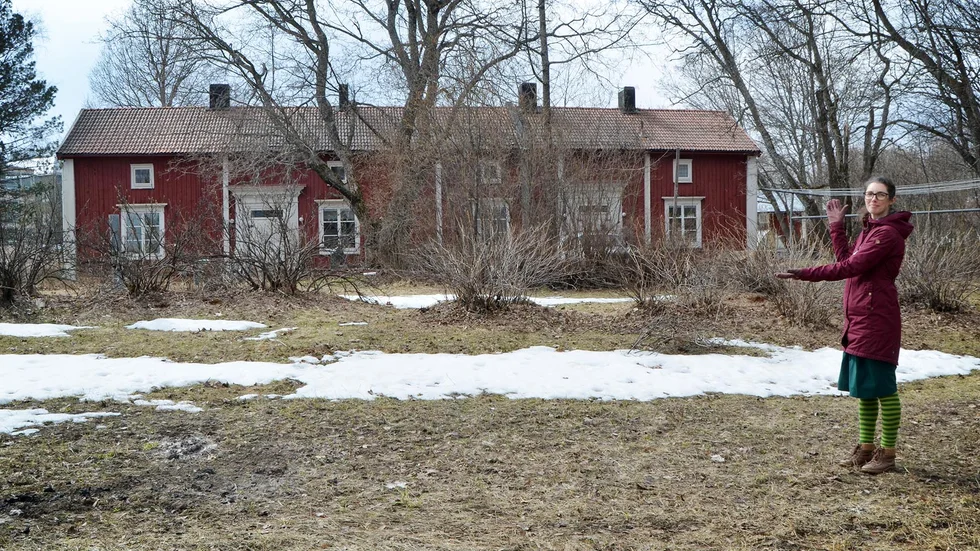Skellefteå museums Pernilla Lindström visar upp Skellefteås äldsta hus, Karlgården.