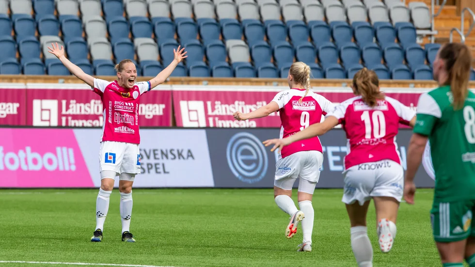 Agnes Nyberg skriker ut sin glädje efter fullträffen som betydde 1-1 mot Mallbacken. Isabella Mattsson och Beata Olsson skyndar till för att gratulera.