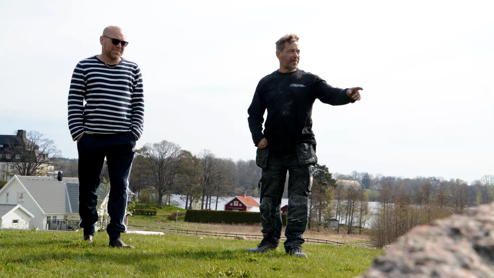 Markägaren Kristian Hedell (till höger) vill stycka av en tomt till sin dotter Isa och hennes sambo, men stoppas av kommunens tillväxtplaner. Här visar han upp markområdet tillsammans med sin bror Mattias "Mattsson" Samuelsson.