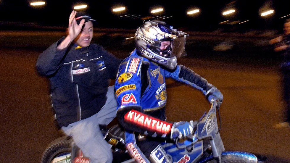 Lagledaren Patrik Olsson och Robert Johansson, numera Rosén, firar sedan Västervik besegrat Luxo Stars i semifinalen 2005.