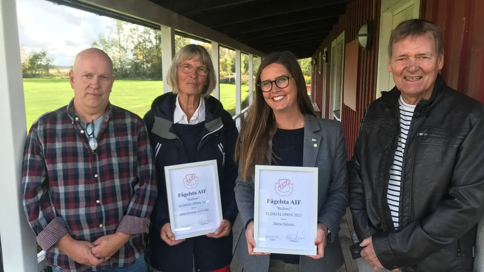 Fågelsta AIF:s ledare Stefan Eklund och Roland Gustavsson flankerar årets pristagare till minne av eldsjälen Krister "Bullen" Eklund: Nykyrka ridklubbs Ann-Christine Sandelius och Motala segelsällskaps Maria Nilsson. Ledarna är pristagare nummer åtta och nio sedan starten 2017.