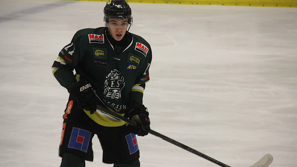 Alexander Beskow får beröm av tränaren Anton Virtanen.