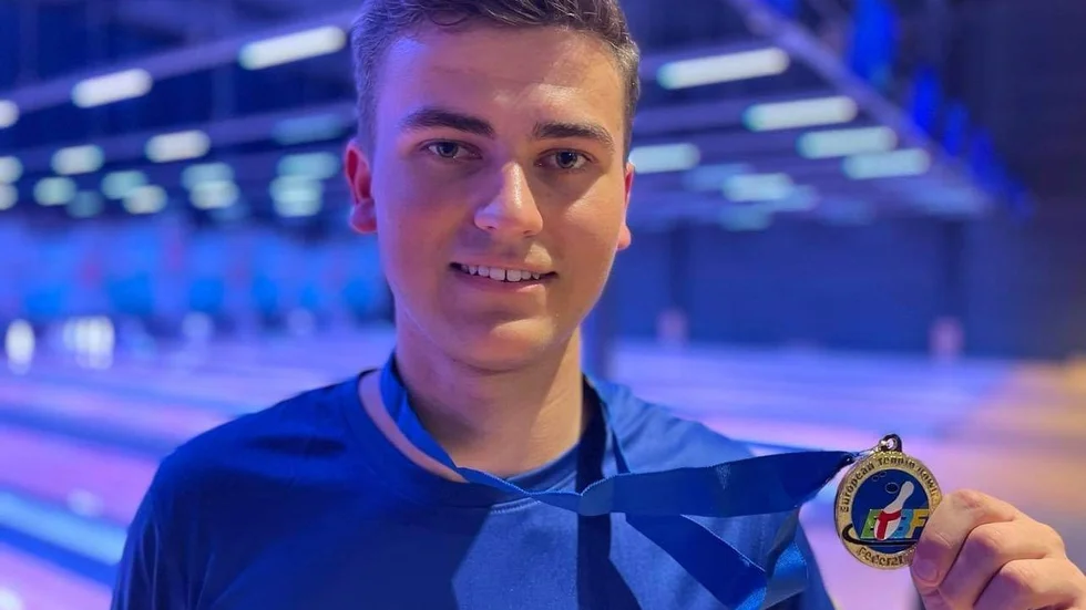 Robin Ilhammar visar stolt upp sin guldmedalj sedan svenskarna vunnit lagtävlingen i junior-EM.