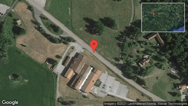 Fallna träd skapar problem i trafiken på väg 715