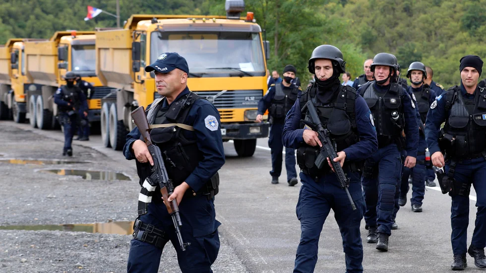 Kravallutrustad kosovansk polis på gränsen mellan Serbien och Kosovo.