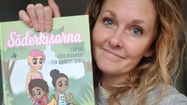 Karin Boström, som växte upp i Roma, har illustrerat nyutkomna barnboken "Söderkisarna". Hennes far är den kände vispoeten Tomas Boström, men det har inte mycket med saken att göra.