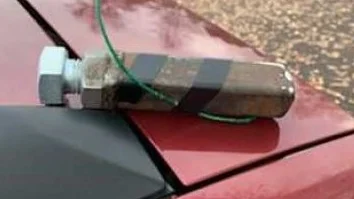 Rörbomben som hittades i en personbil innehöll 45 gram svartkrut.